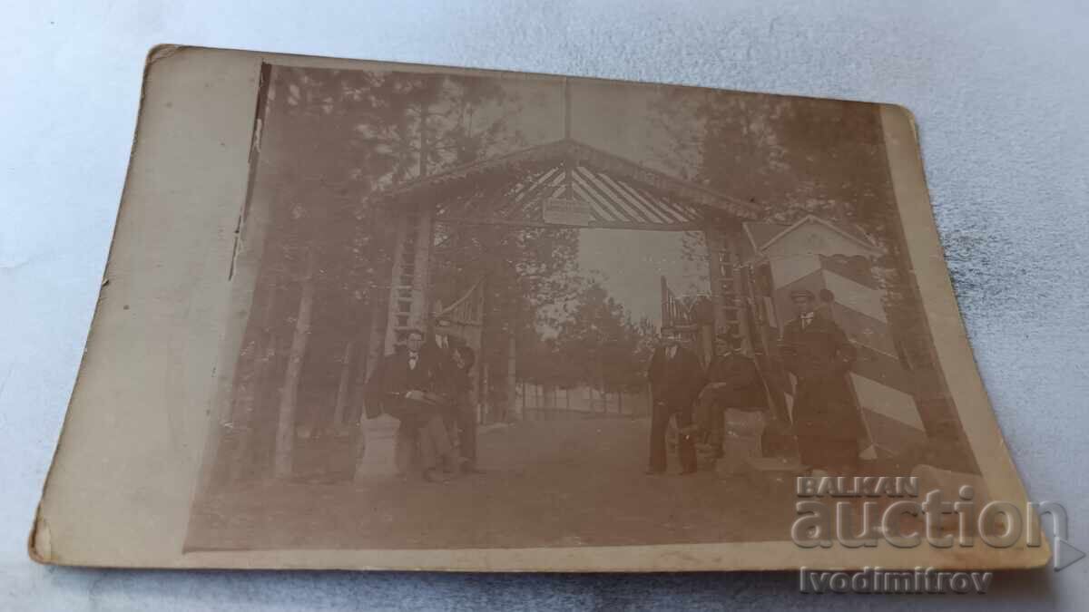 Снимка Мъже пред Портал на Сиропиталище