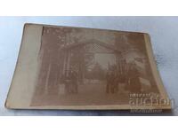 Снимка Мъже пред Портал на Сиропиталище