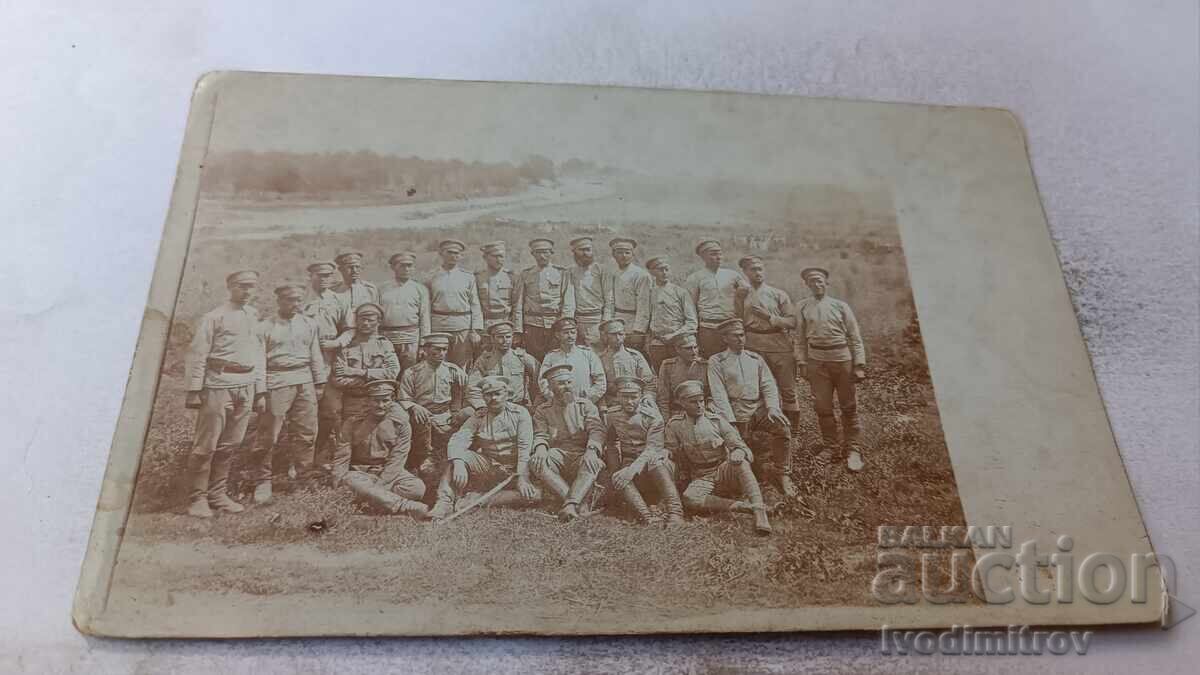 Fotografie Ofițeri și soldați pe front P M C 1917