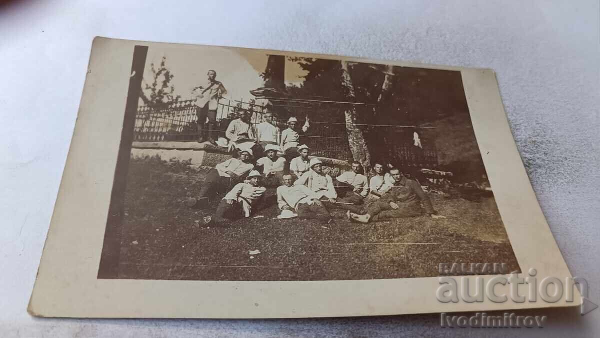 Φωτογραφία Αξιωματικών και στρατιωτών μπροστά από στρατιωτικό μνημείο