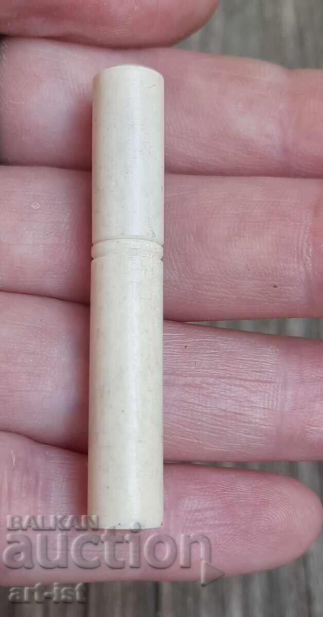 Малка кутийка изработена от кост