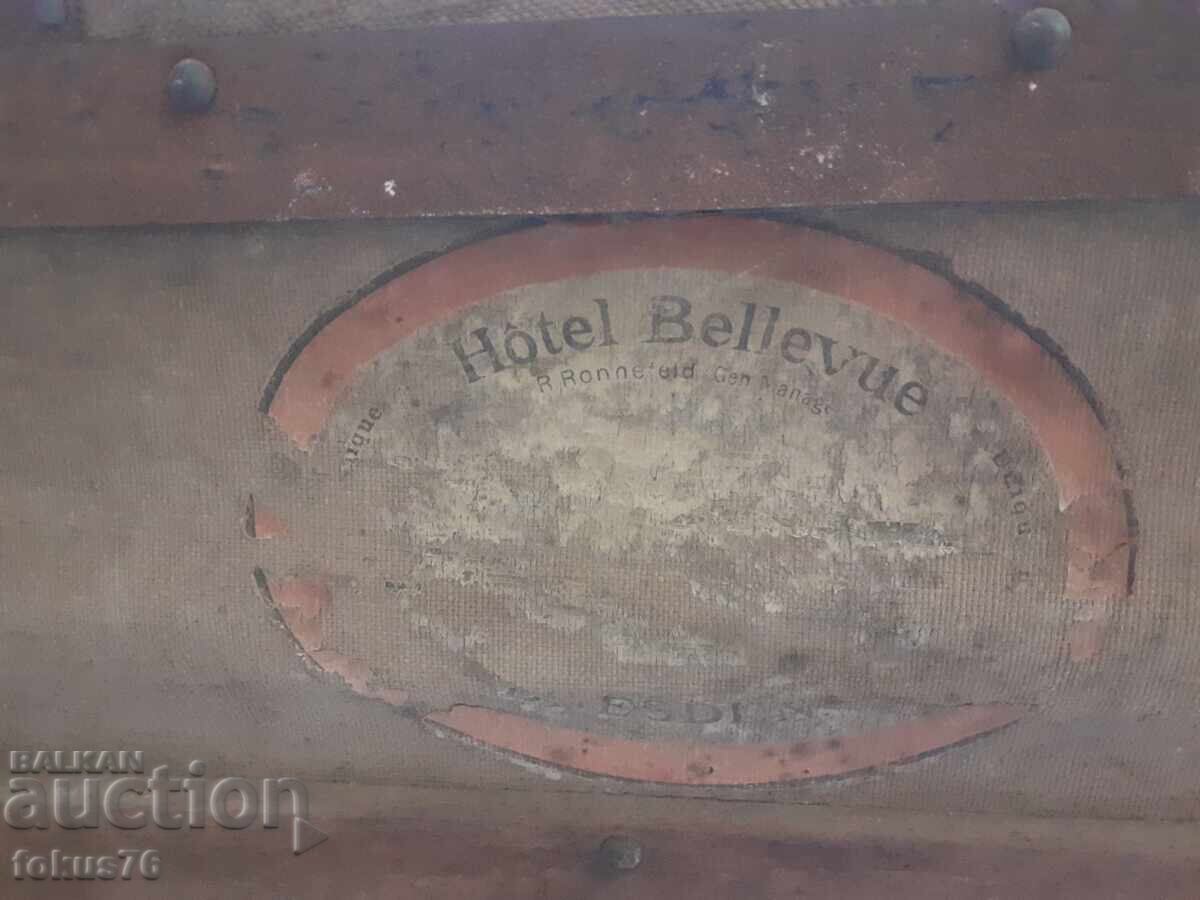 Cufăr antic mare, superb, cu etichetă - Hotel Bellevue cu preț 490.00 BGN | € 250.53 Cufăr antic mare, superb, cu etichetă - Hotel Bellevue cu preț 490.00 BGN | € 250.53