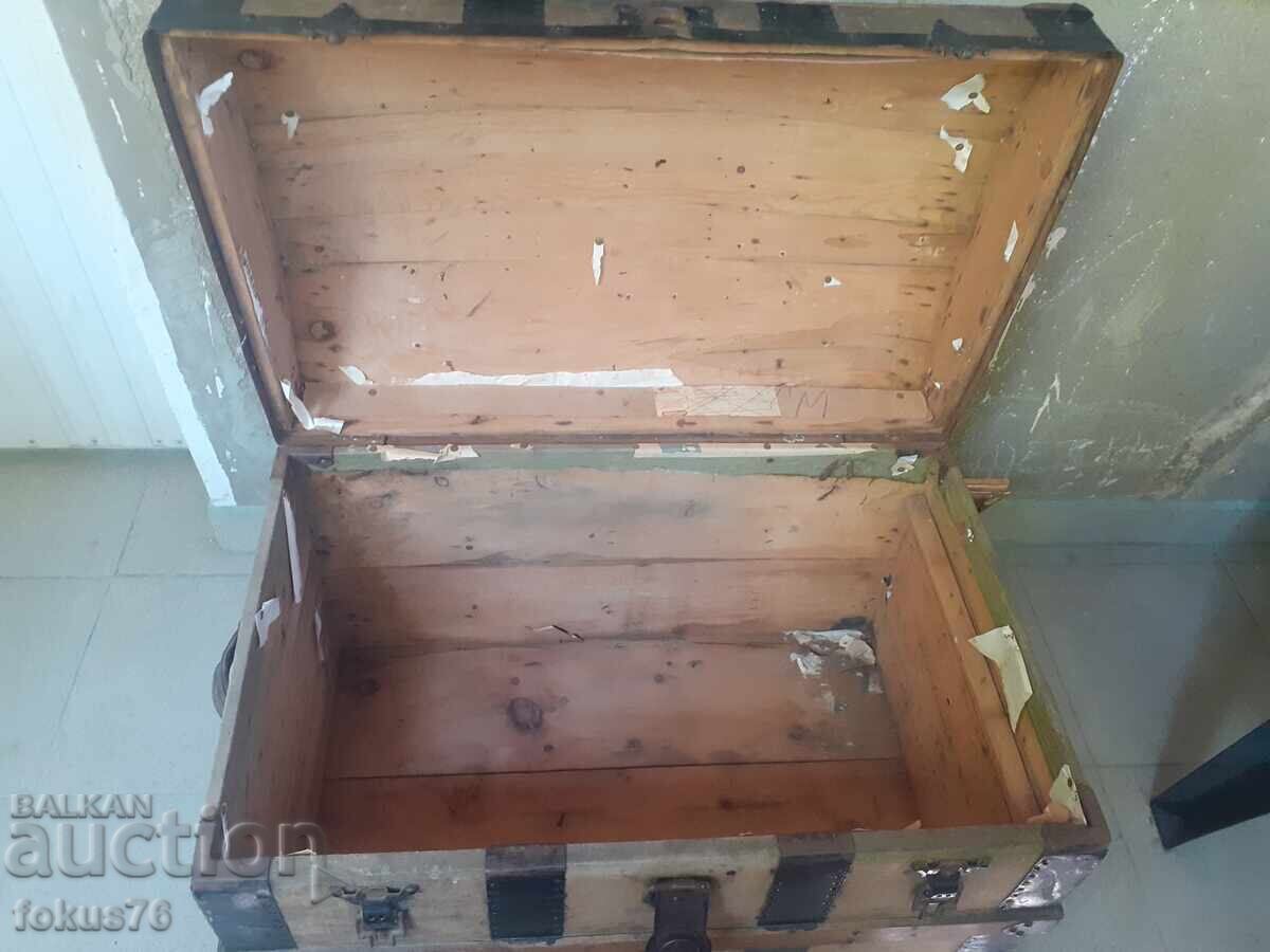 Licitație Cufăr antic mare, superb, cu etichetă - Hotel Bellevue Licitație Cufăr antic mare, superb, cu etichetă - Hotel Bellevue