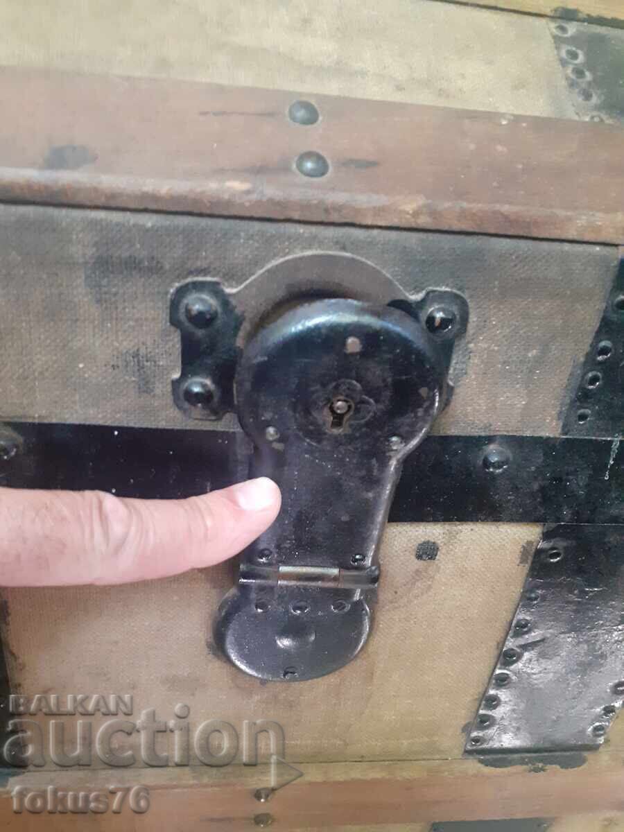 Livrarea Cufăr antic mare, superb, cu etichetă - Hotel Bellevue Livrarea Cufăr antic mare, superb, cu etichetă - Hotel Bellevue