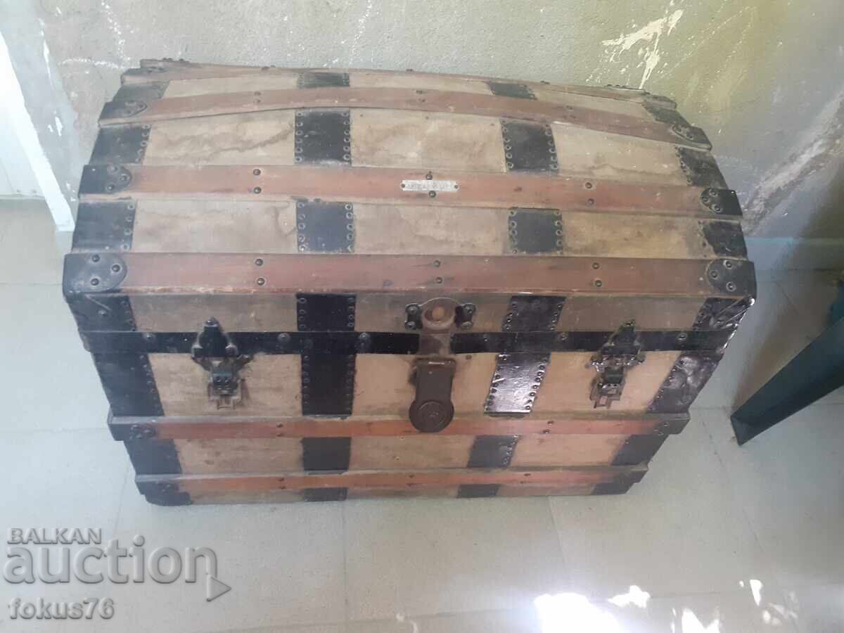 Cufăr antic mare, superb, cu etichetă - Hotel Bellevue Cufăr antic mare, superb, cu etichetă - Hotel Bellevue