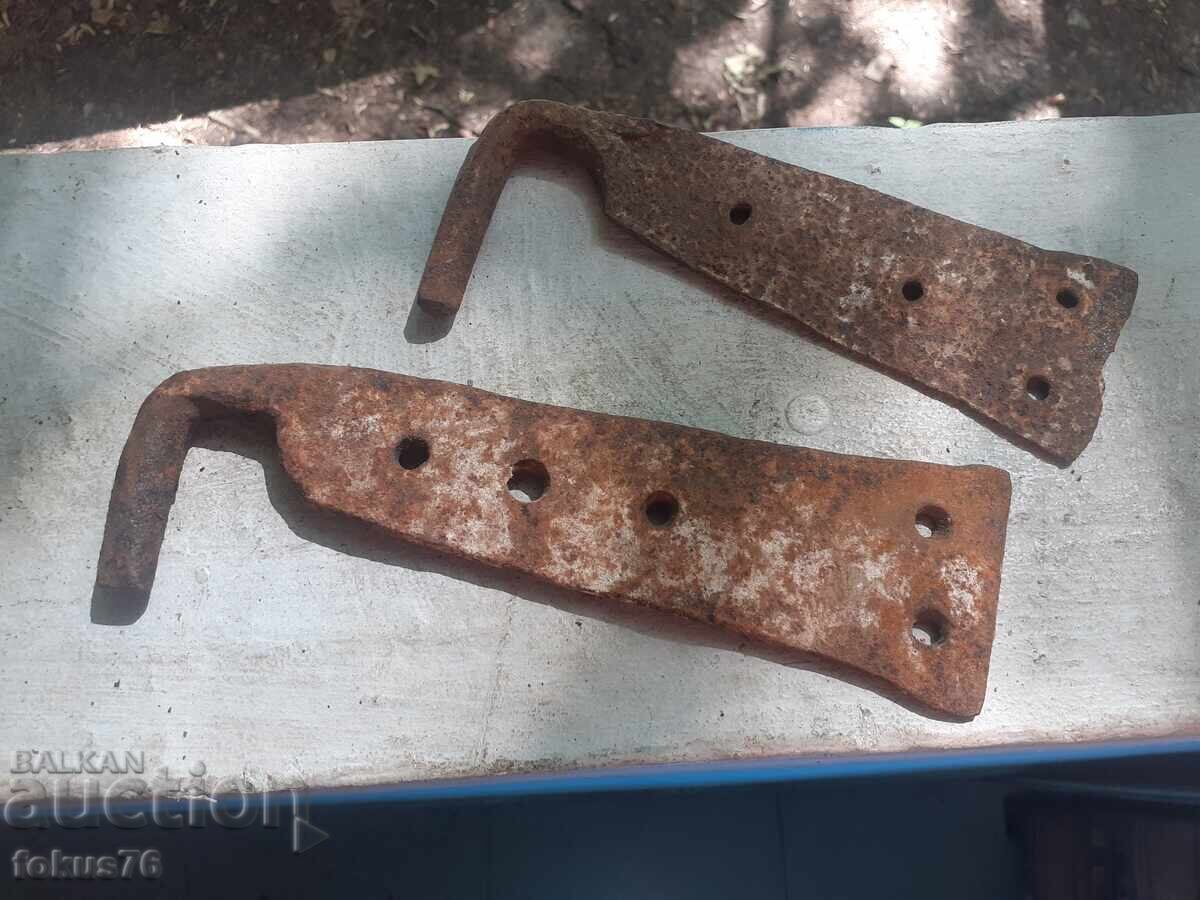 Παλιά σφυρήλατα μεντεσέδες για πόρτα