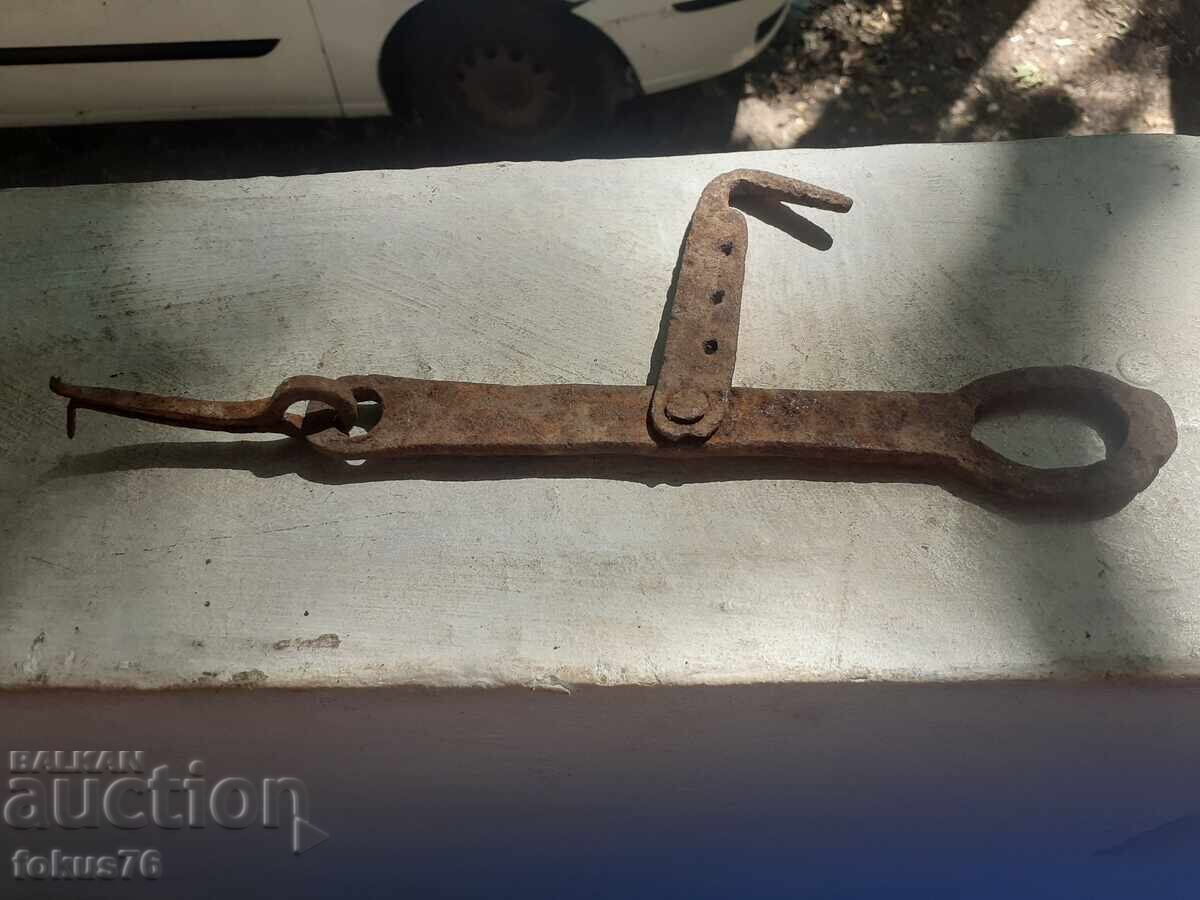 Παλιό σφυρήλατο μάνταλο για πόρτα με τιμή 44.00 BGN | € 22.50