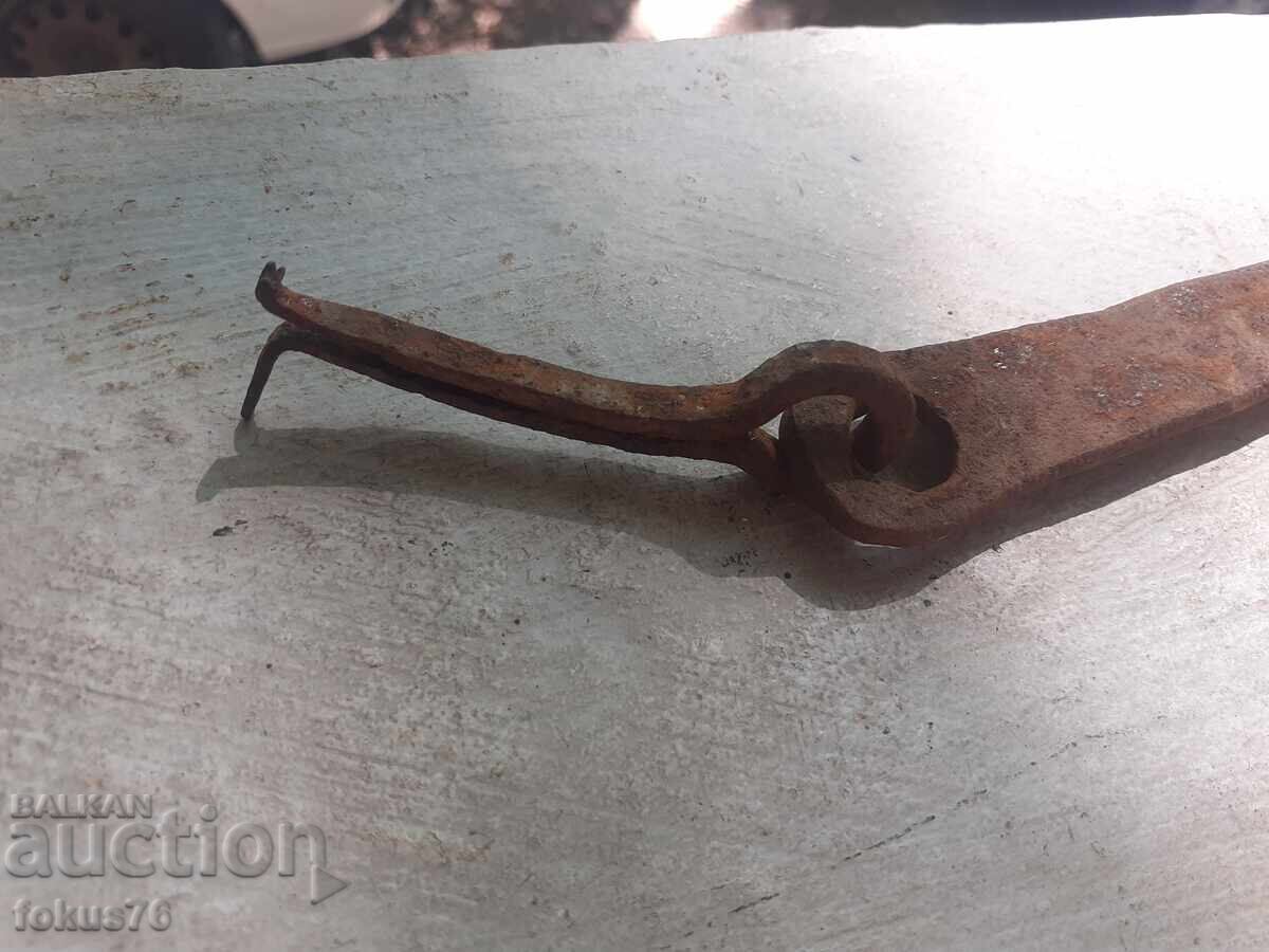 Παράδοση Παλιό σφυρήλατο μάνταλο για πόρτα