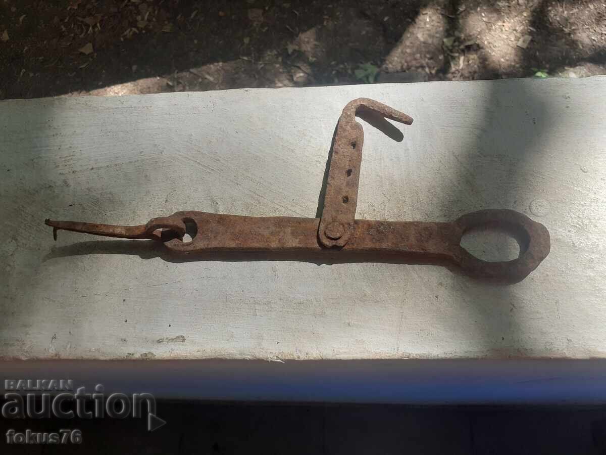 Παλιό σφυρήλατο μάνταλο για πόρτα