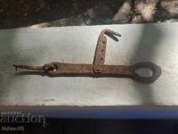 Παλιό σφυρήλατο μάνταλο για πόρτα