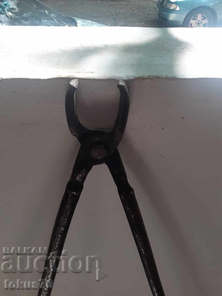 Licitație Vechi clești forjați cu coadă lungă