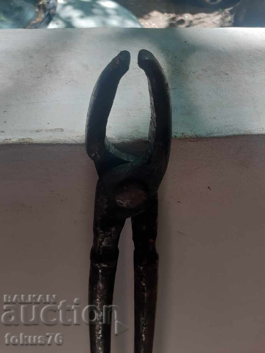 Vechi clești forjați cu coadă lungă