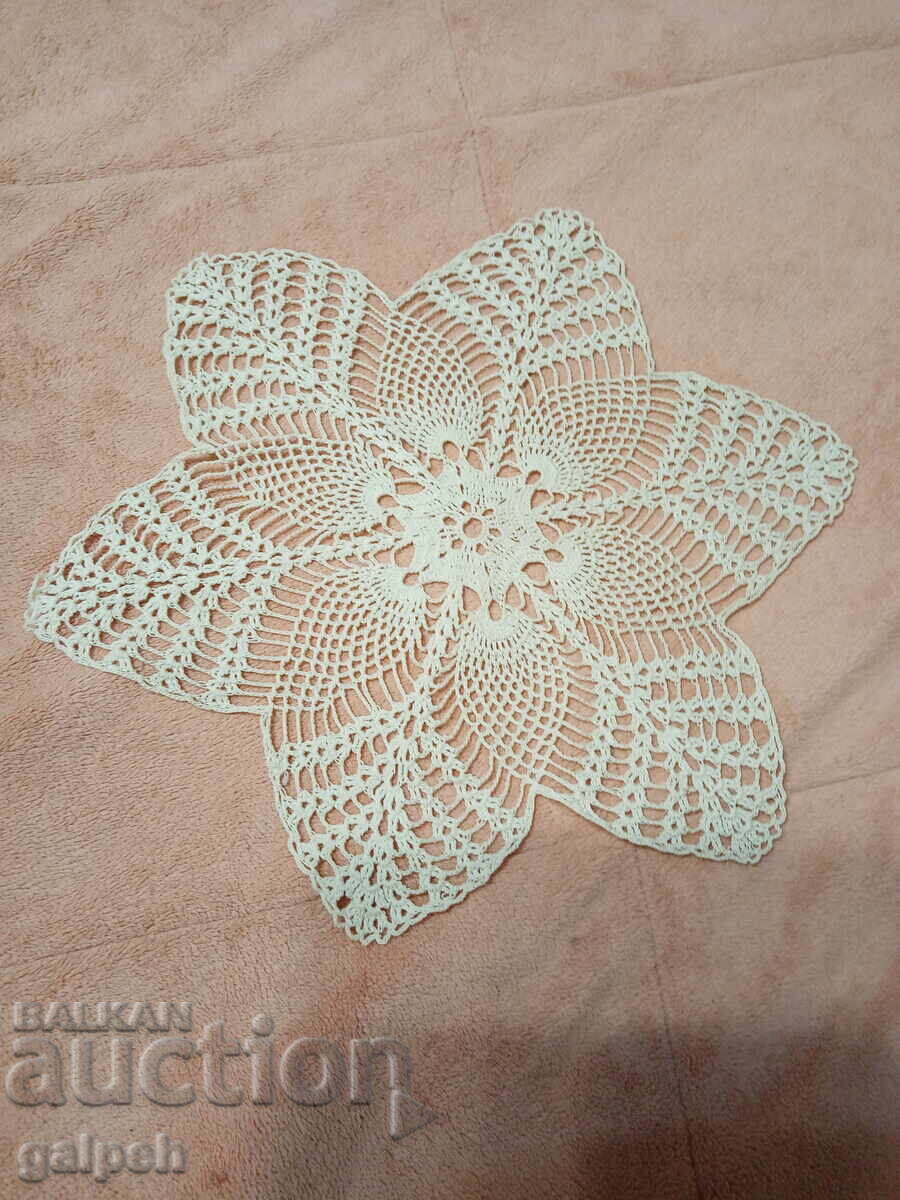 ȘERVEȚEL PE O CROȘETĂ - 1 buc. - diametru 32 cm ȘERVEȚEL PE O CROȘETĂ - 1 buc. - diametru 32 cm