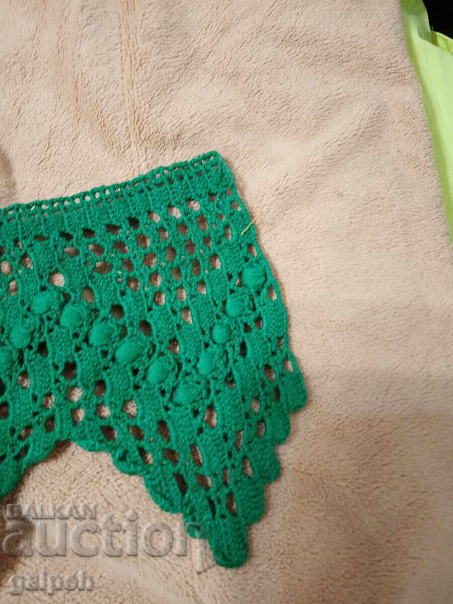 DANTELĂ PE UN CROȘET - 200 pe 15 cm cu preț 16.00 BGN | € 8.18