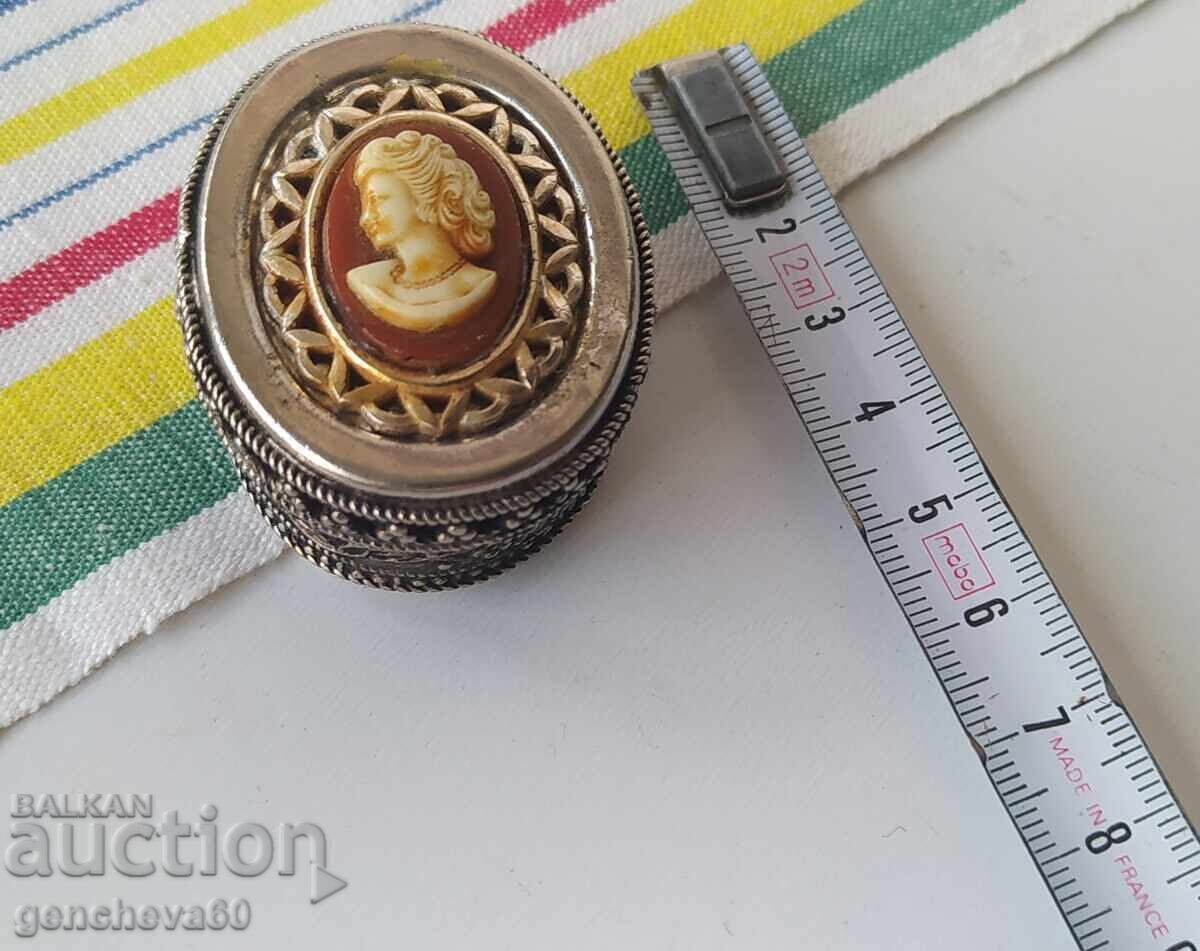 Cutie antică filigranată, argintată cu camee cu preț 50.00 BGN | € 25.56 Cutie antică filigranată, argintată cu camee cu preț 50.00 BGN | € 25.56