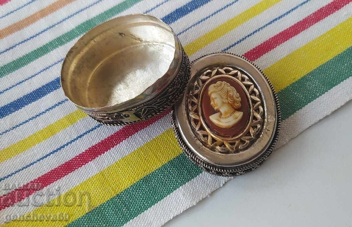 Licitație Cutiuță-camee antică, filigranată, argintată Licitație Cutiuță-camee antică, filigranată, argintată