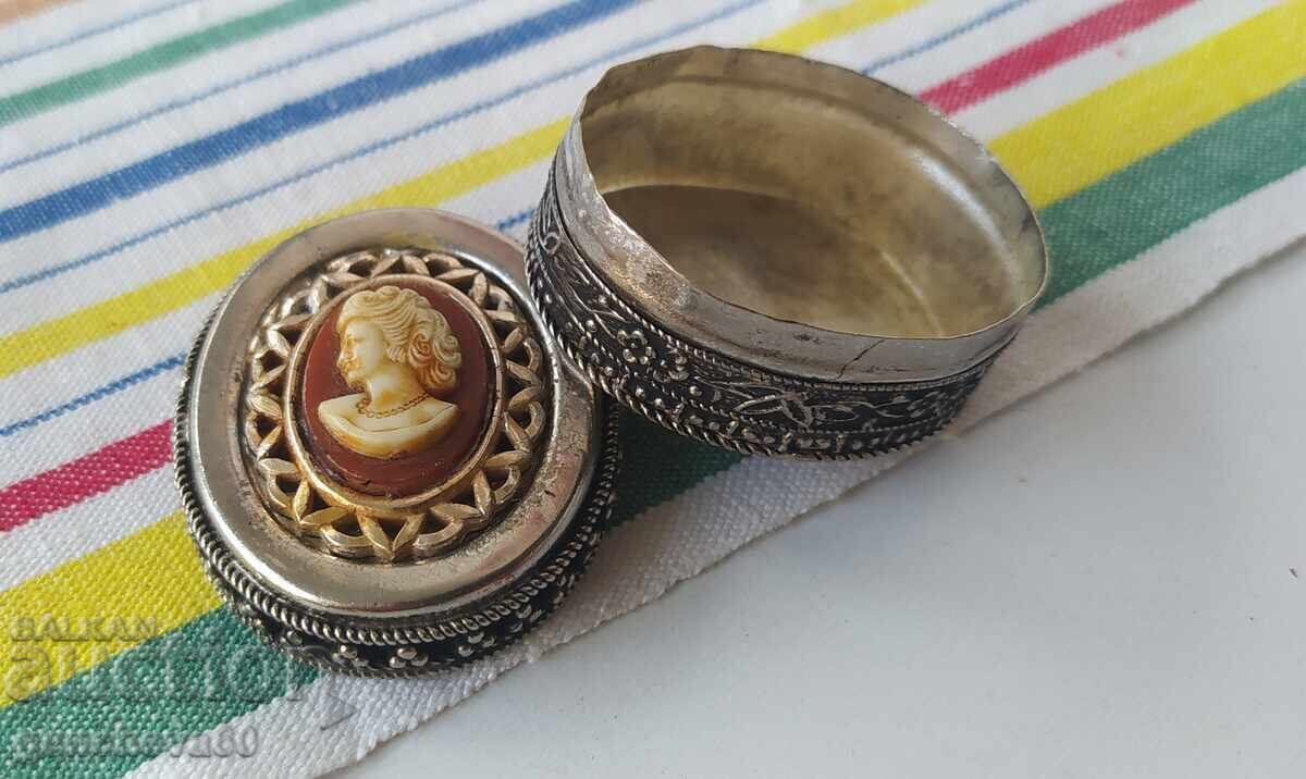 Cutie antică filigranată, argintată cu camee Cutie antică filigranată, argintată cu camee