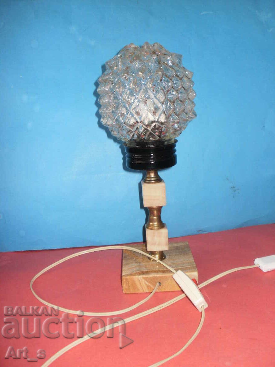 Доставка на Стилна настолна винтидж мраморна лампа с глобус и h=35см