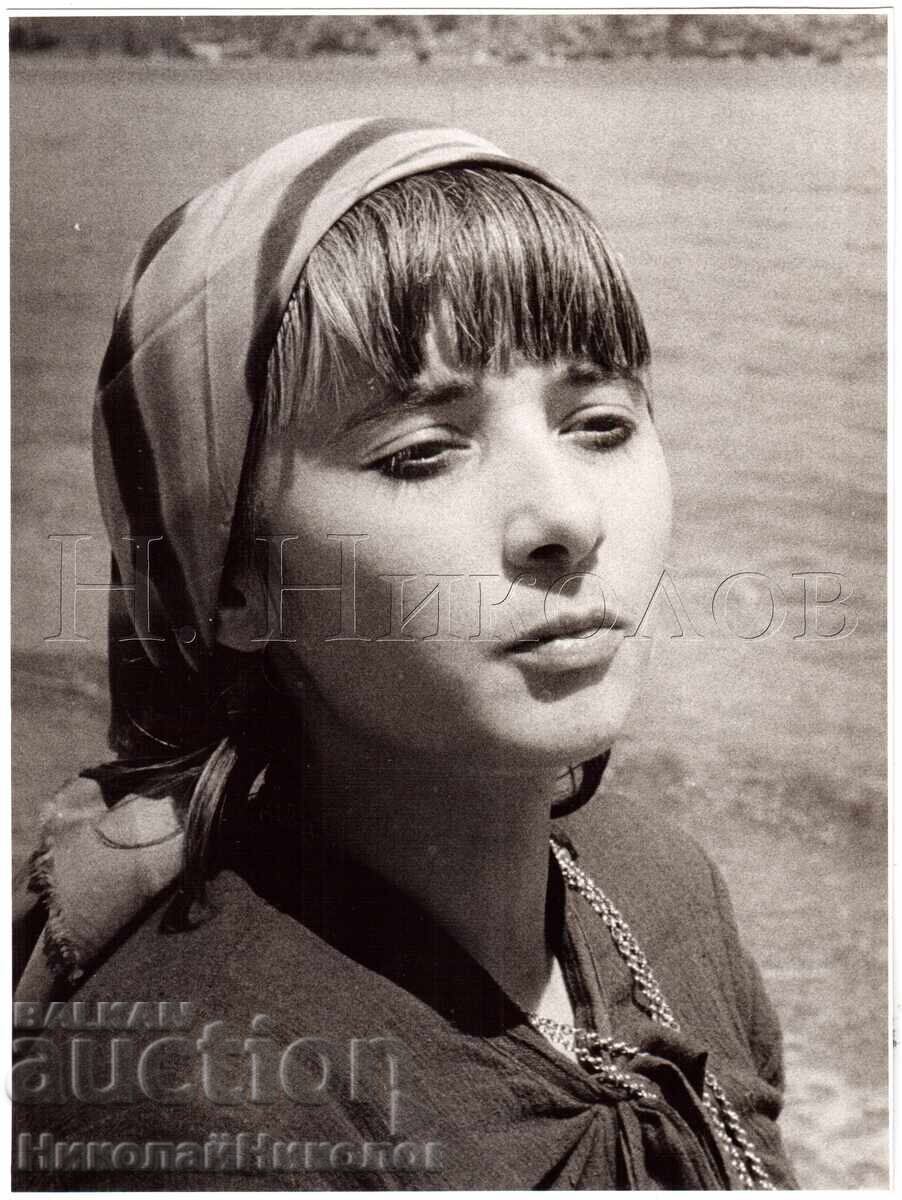 FOTOGRAFIE ARTISTICĂ MARE, FEMEIE FRUMOASĂ E089