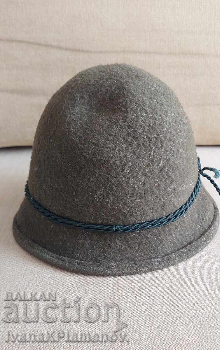 Retro ladies' hat for connoisseurs with price € 5.11 | 9.99 BGN