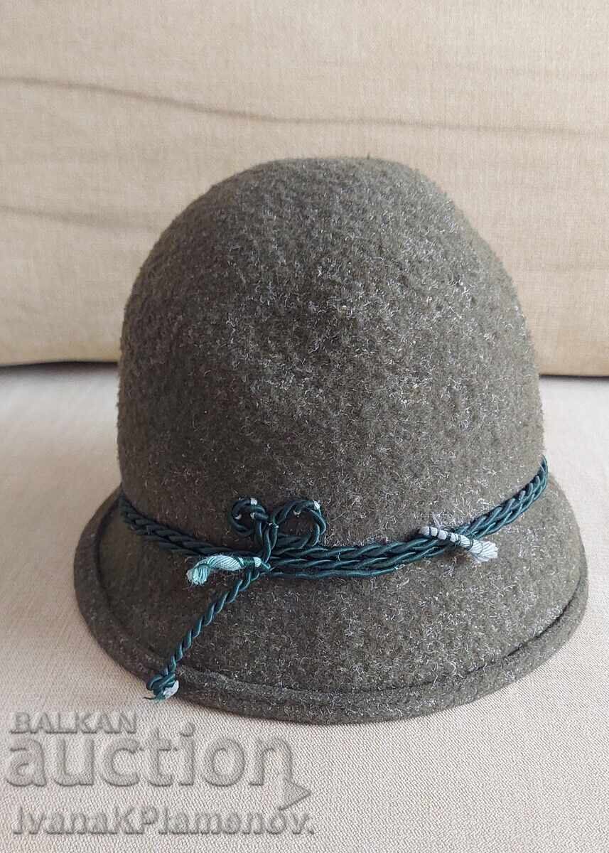 Retro ladies' hat for connoisseurs