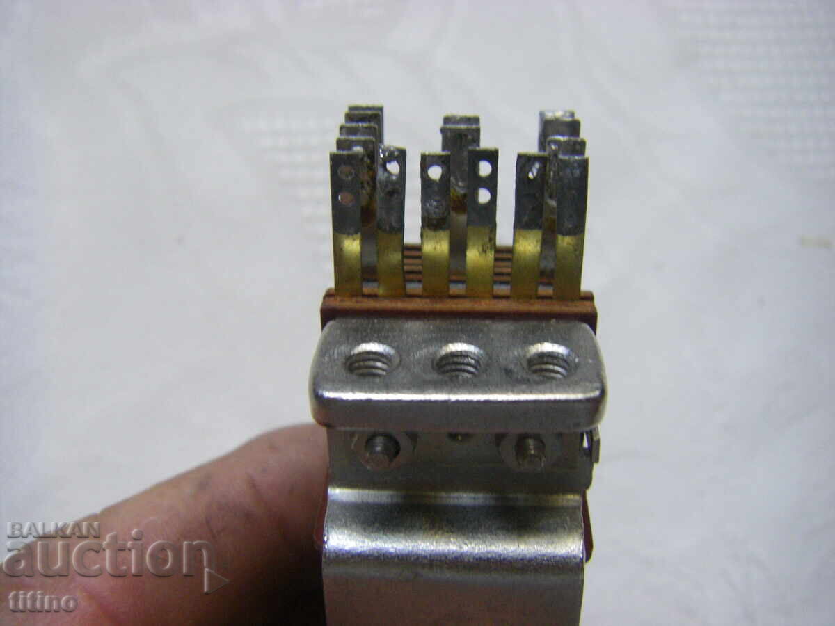 Relay with gold-plated contact plates Relay with gold-plated contact plates