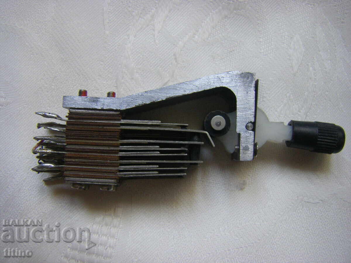 Електрически ключ военно производство с контактни пластини с цена 5.00 лв. | € 2.56 Електрически ключ военно производство с контактни пластини с цена 5.00 лв. | € 2.56