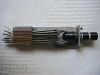 Buton electric de producție militară cu plăci de contact