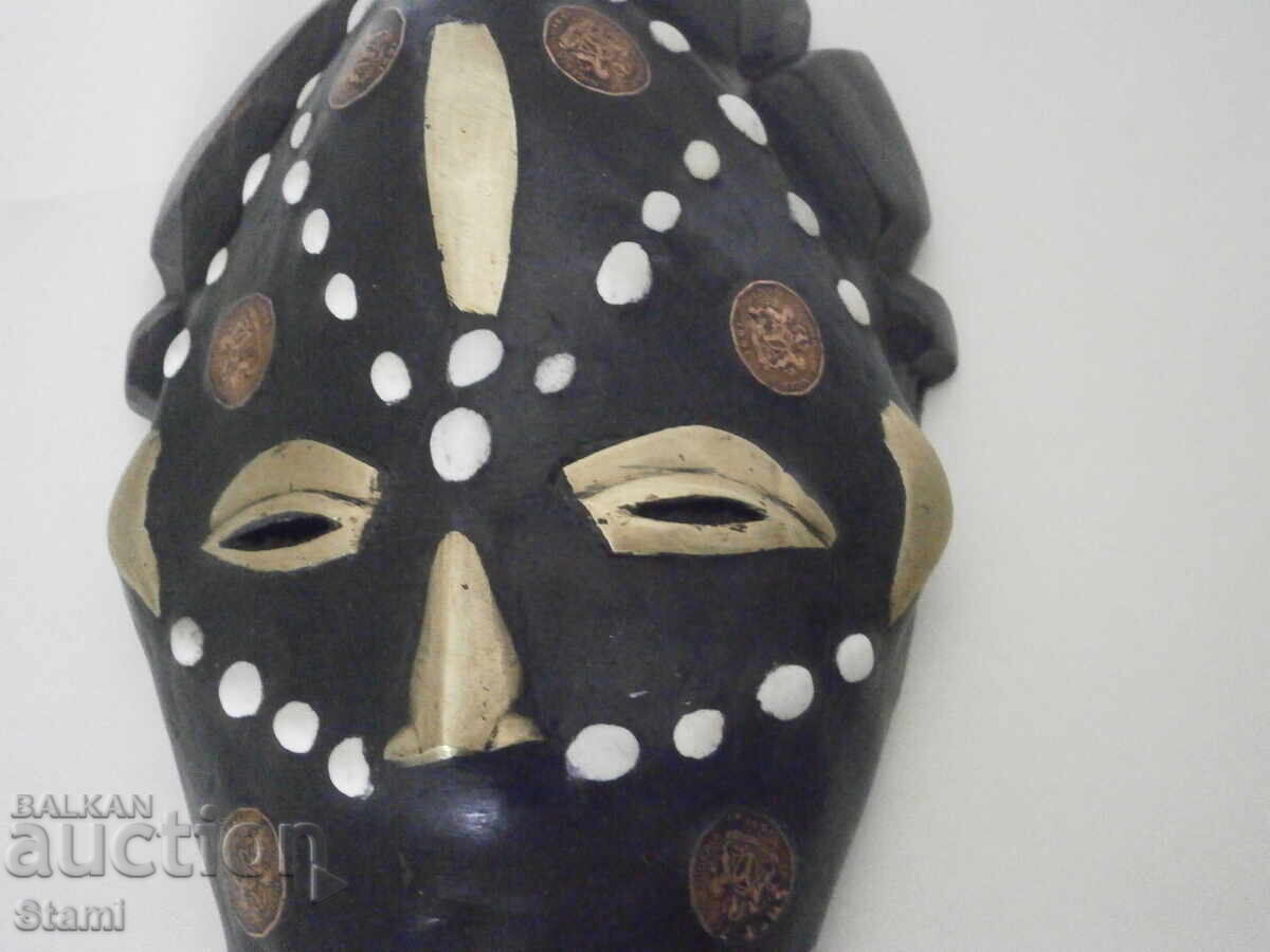 Delivery of African mask with copper inlays - large