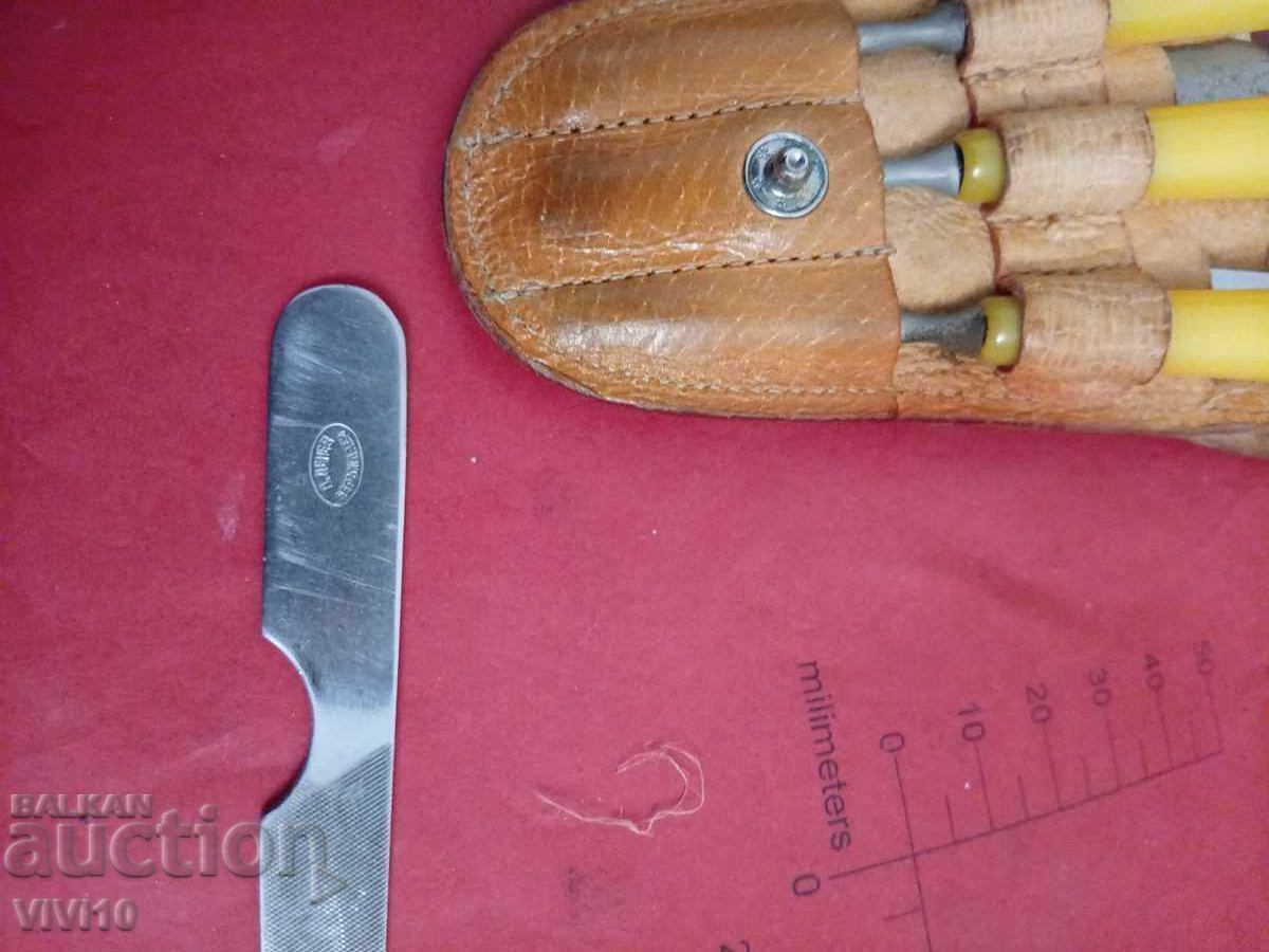 Старинен несесер за нокти с цена 40.00 лв. | € 20.45 Старинен несесер за нокти с цена 40.00 лв. | € 20.45