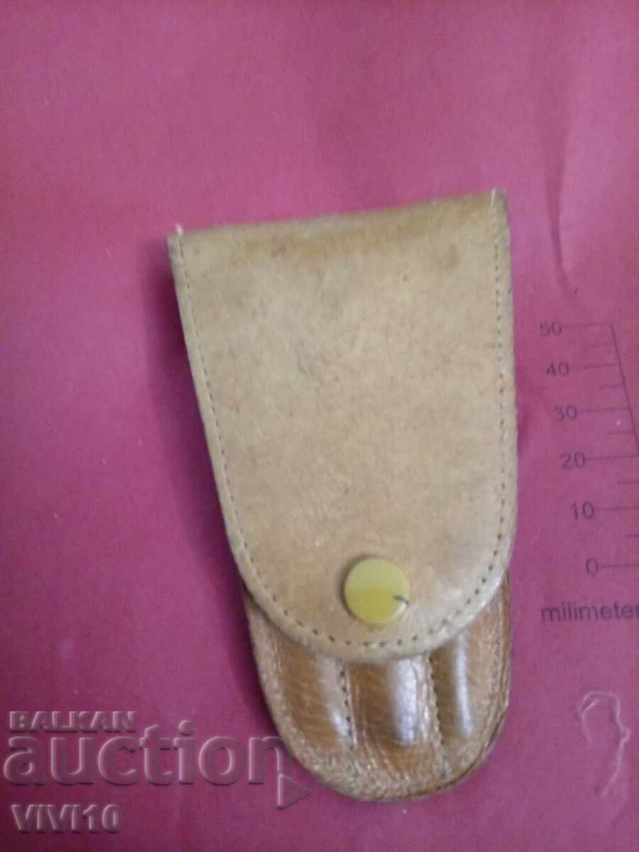 Аукцион Старинен несесер за нокти Аукцион Старинен несесер за нокти