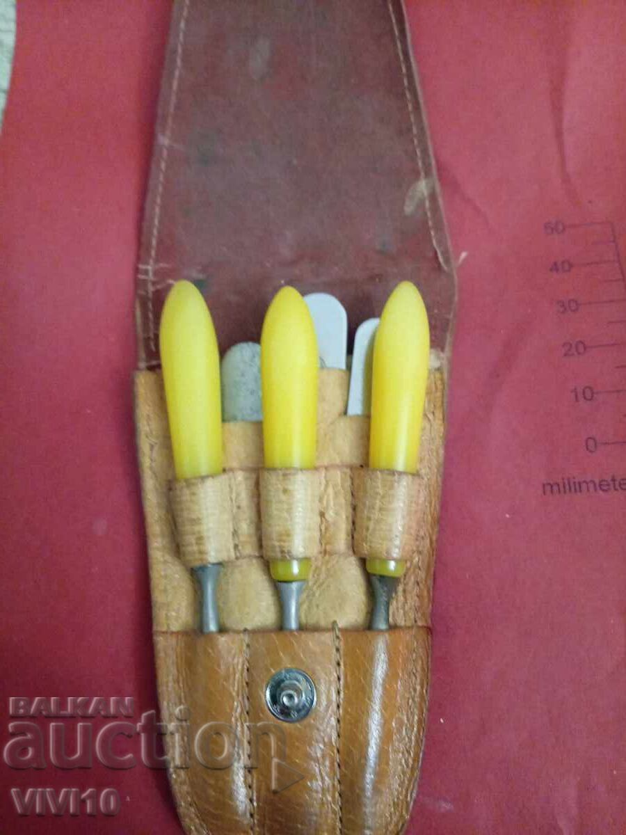 Старинен несесер за нокти Старинен несесер за нокти