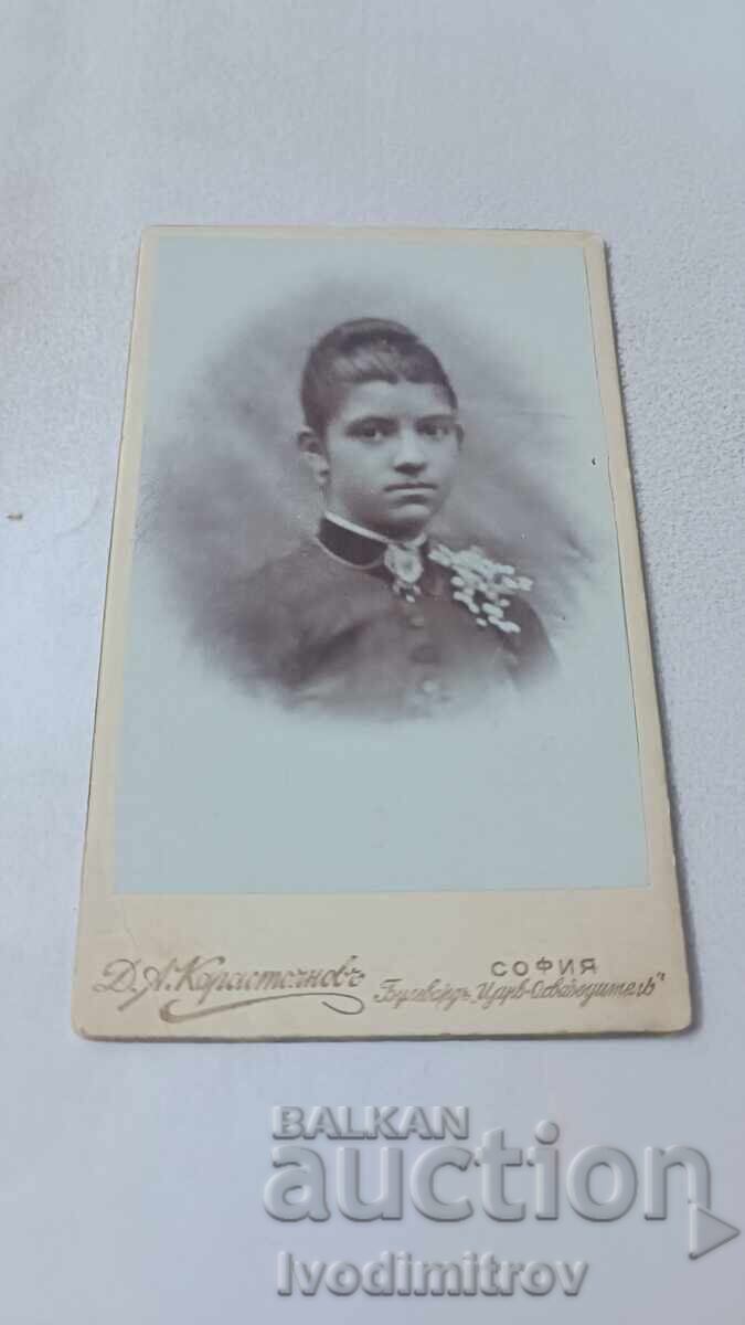 Φωτογραφία Νεαρό κορίτσι από χαρτόνι