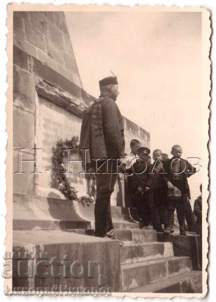 MICĂ POZĂ VECHE SOFIA JUNĂR ÎN UNIFORMĂ ÎN FAȚA MONUMENTULUI E104 MICĂ POZĂ VECHE SOFIA JUNĂR ÎN UNIFORMĂ ÎN FAȚA MONUMENTULUI E104