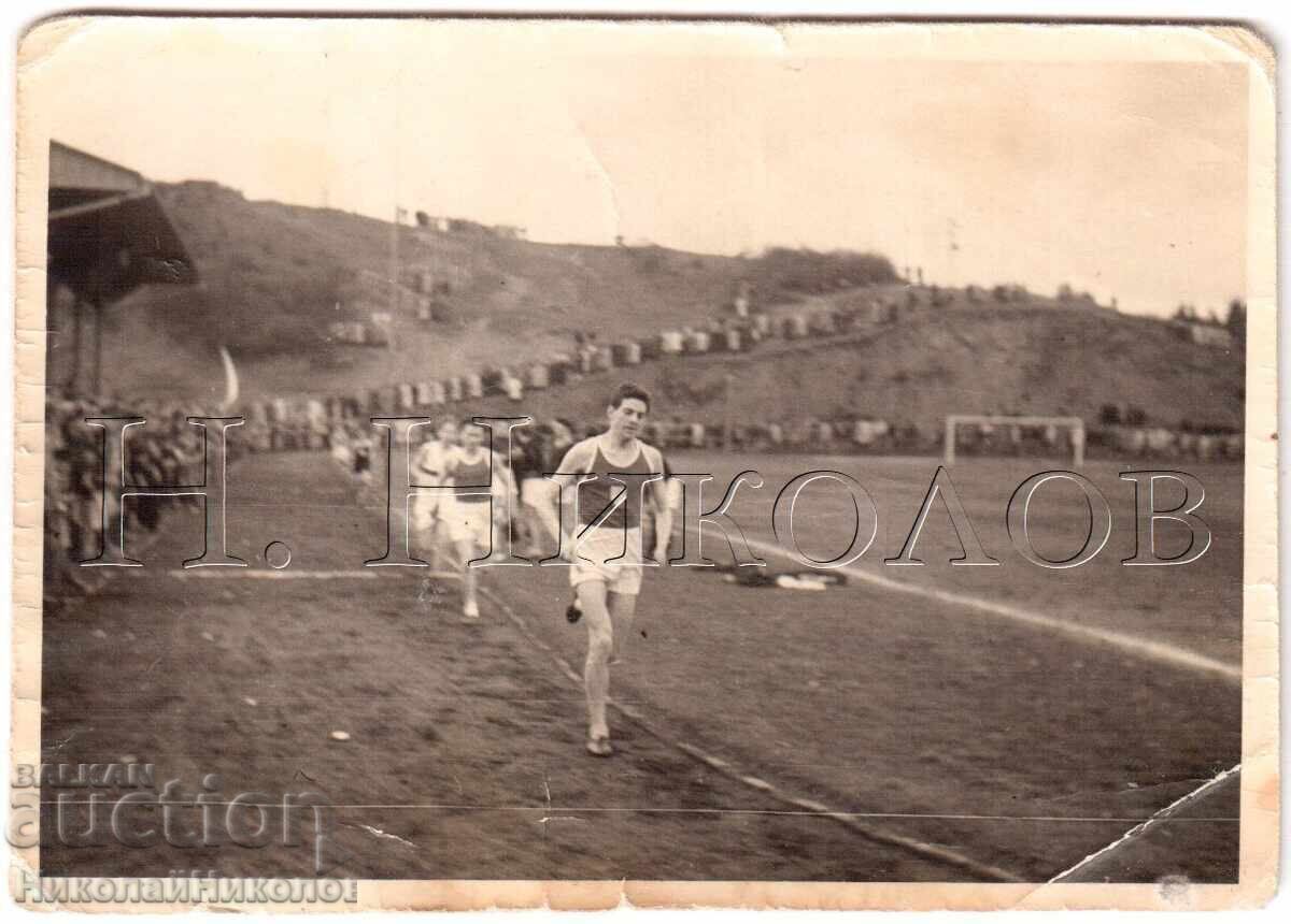 МАЛКА СНИМКА ГЕРМАНИЯ ЛЕКОАТЛЕТ БЯГАНЕ МНОГОБОЙ СТАДИОН Е107