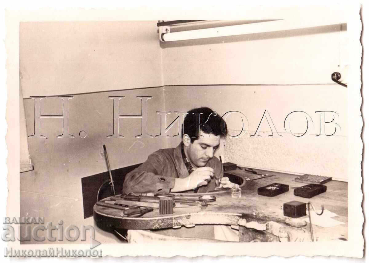 FOTOGRAFIE MICĂ GERMANIA BĂRBAT ÎN ATELIER E112