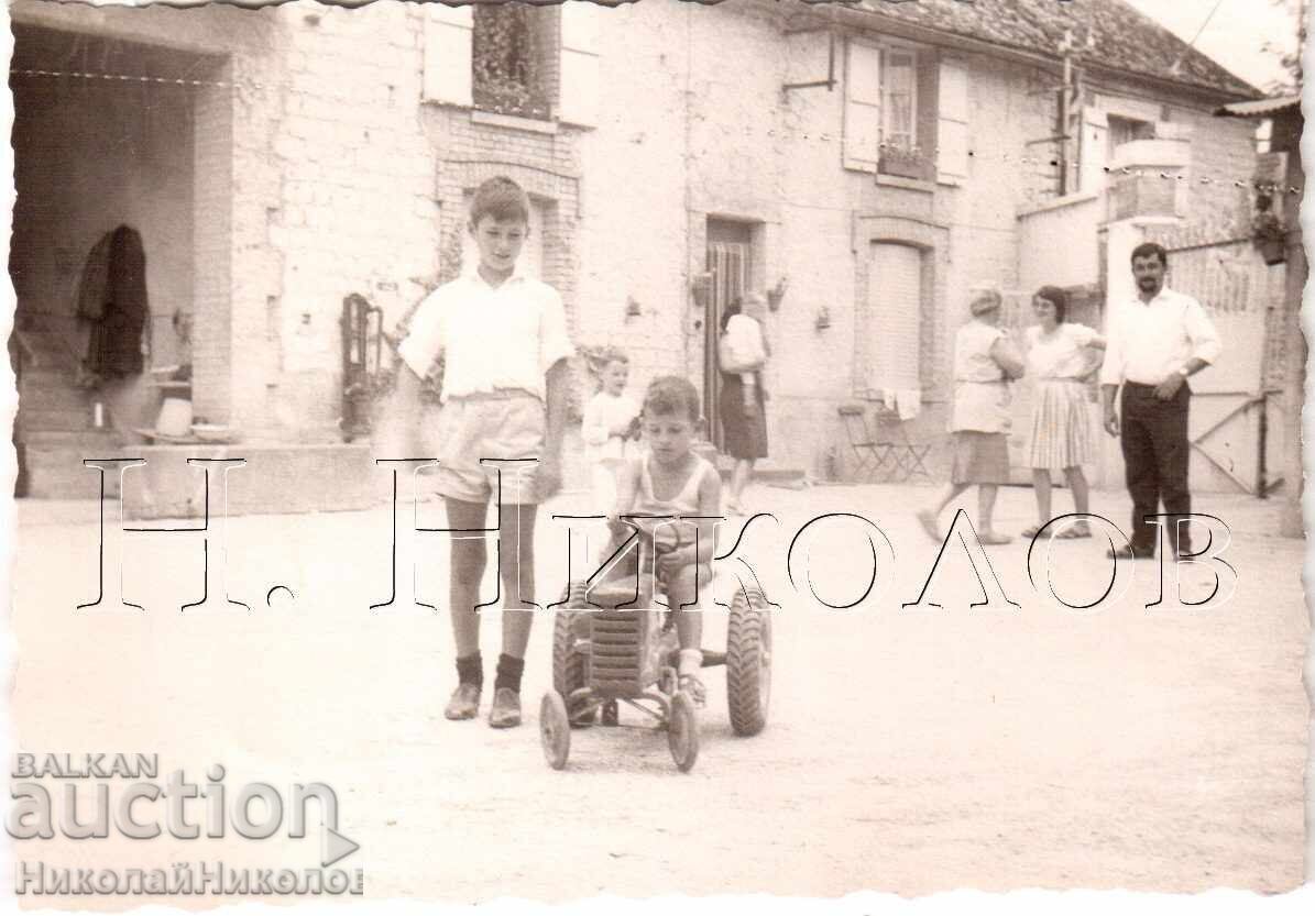 MICĂ FOTOGRAFIE GERMANIA COPII SE JOACĂ CU MINI TRACTOR E113