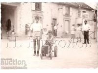 МАЛКА СНИМКА ГЕРМАНИЯ ДЕЦА ИГРАЯТ С МИНИ ТРАКТОР Е113