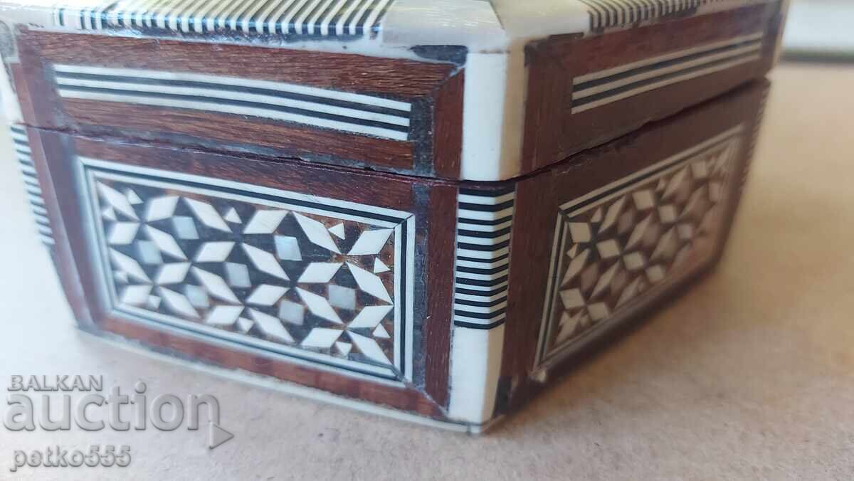 Licitație Cutie veche de lemn pentru bijuterii sidef Intarsie