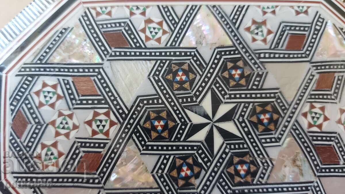 Cutie veche de lemn pentru bijuterii sidef Intarsie cu preț 120.00 BGN | € 61.36