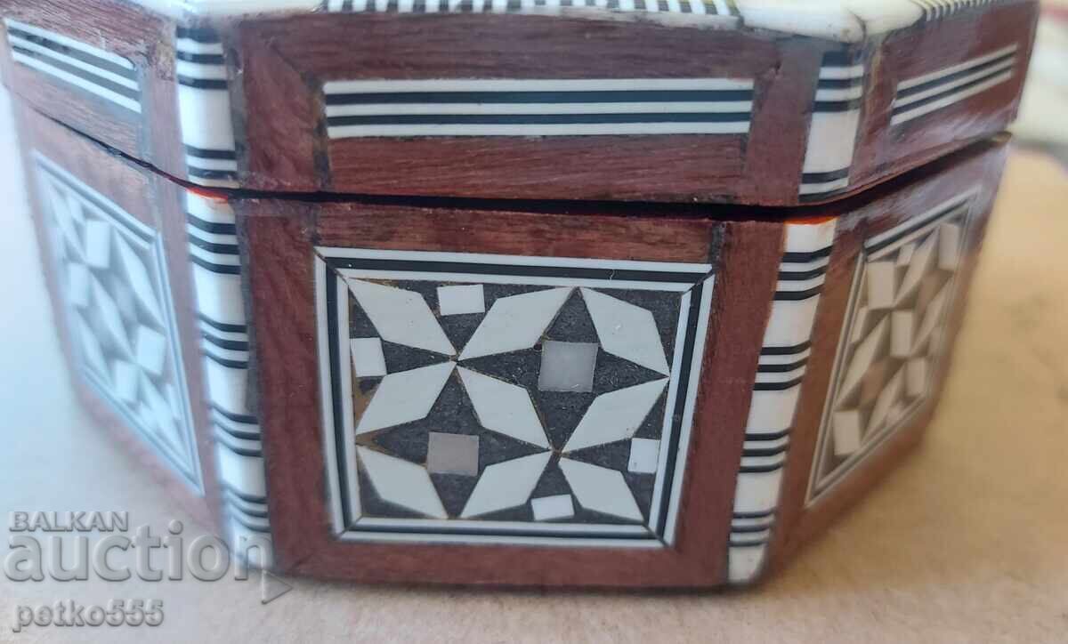 Licitație Cutie veche de lemn pentru bijuterii sidef Intarsie