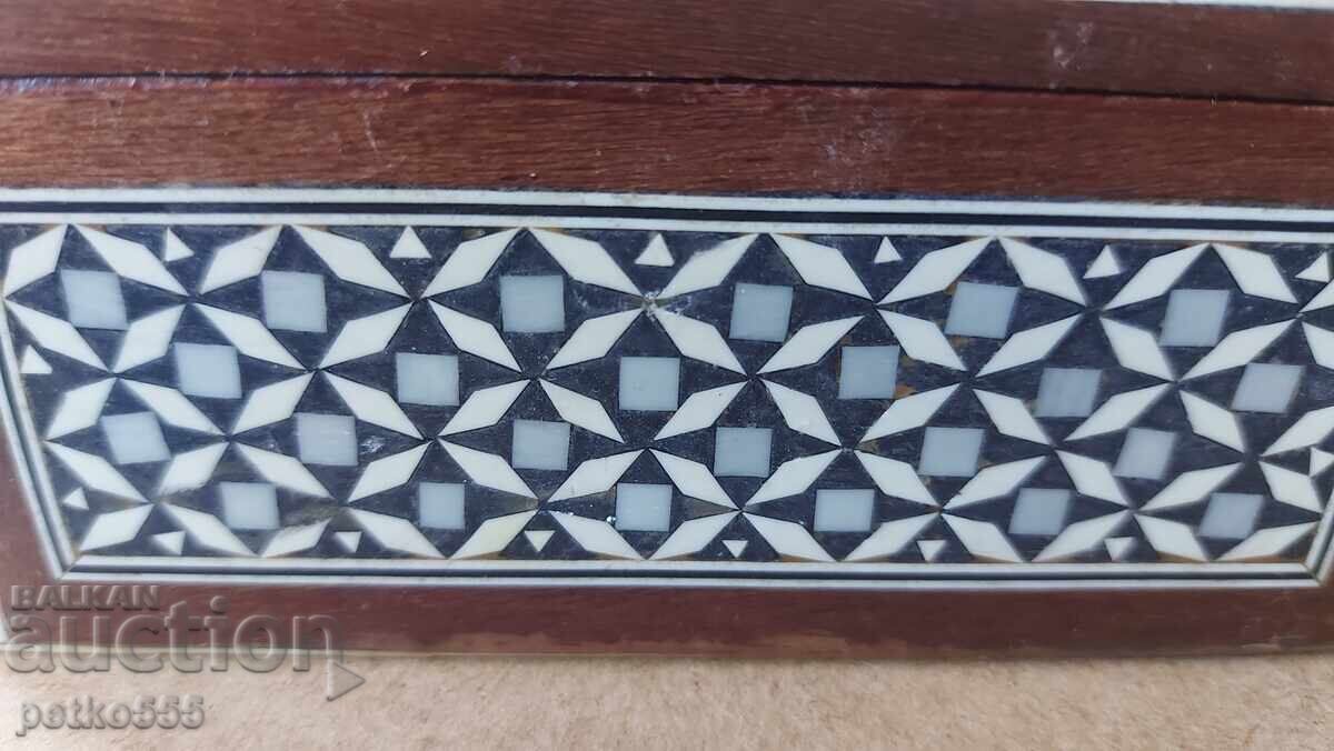 Cutie veche de lemn pentru bijuterii sidef Intarsie cu preț 160.00 BGN | € 81.81