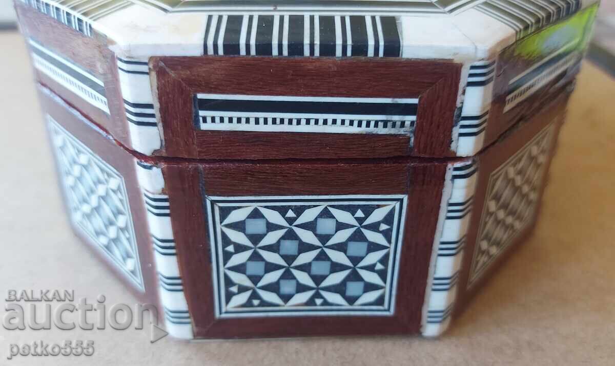 Livrarea Cutie veche de lemn pentru bijuterii sidef Intarsie