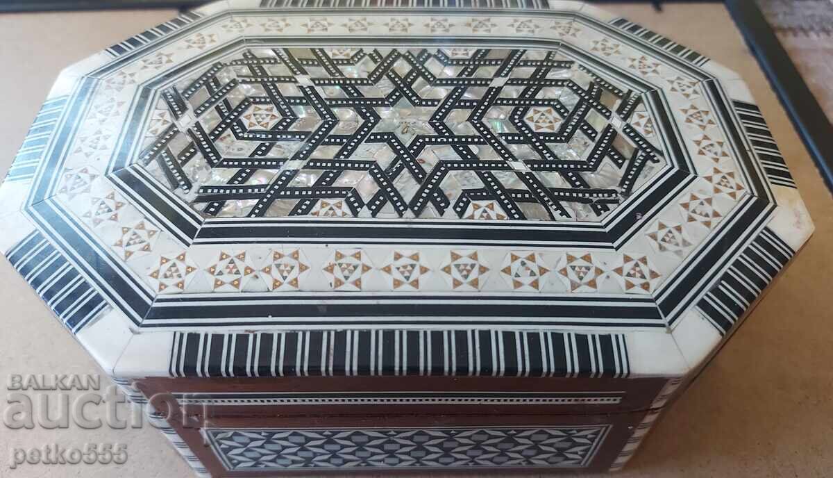 Cutie veche de lemn pentru bijuterii sidef Intarsie