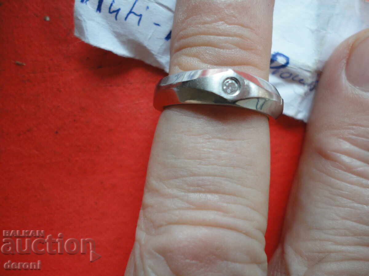 Παράδοση Δαχτυλίδι αρραβώνων με πέτρα