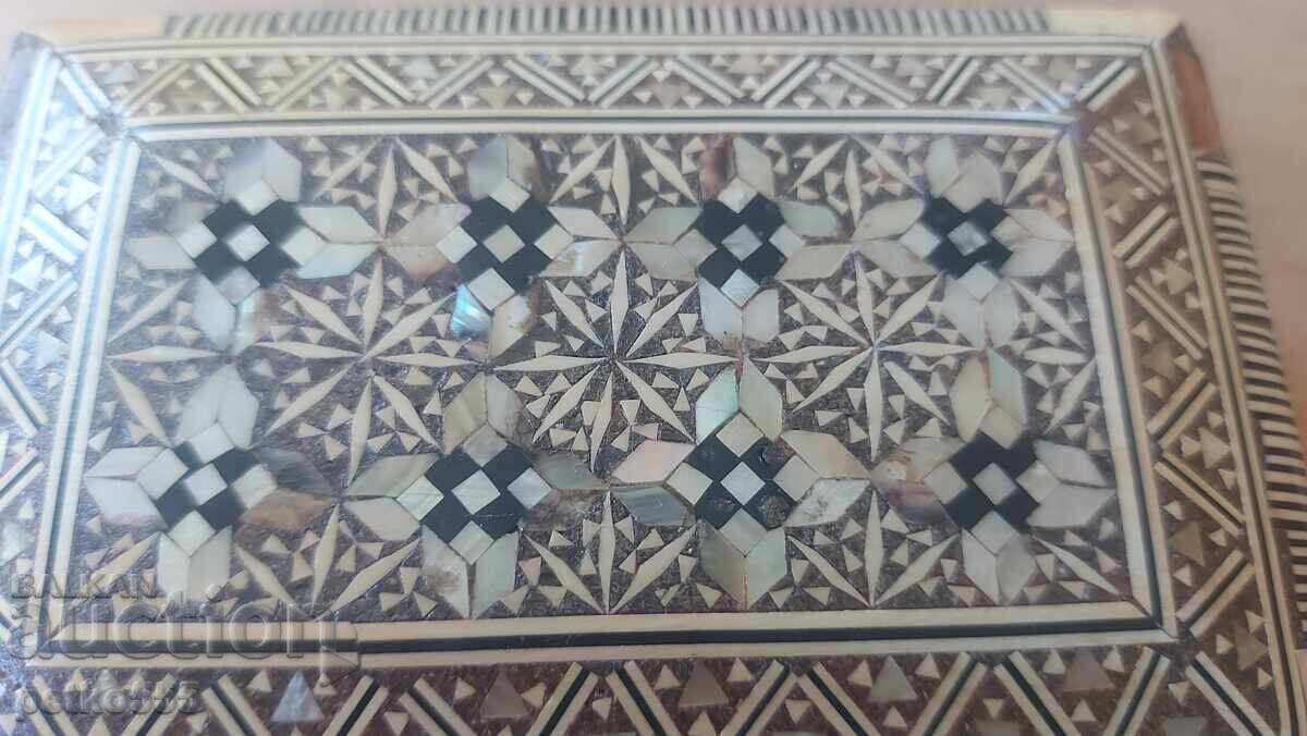 Cutie veche de lemn pentru bijuterii sidef Intarsie cu preț 30.00 BGN | € 15.34