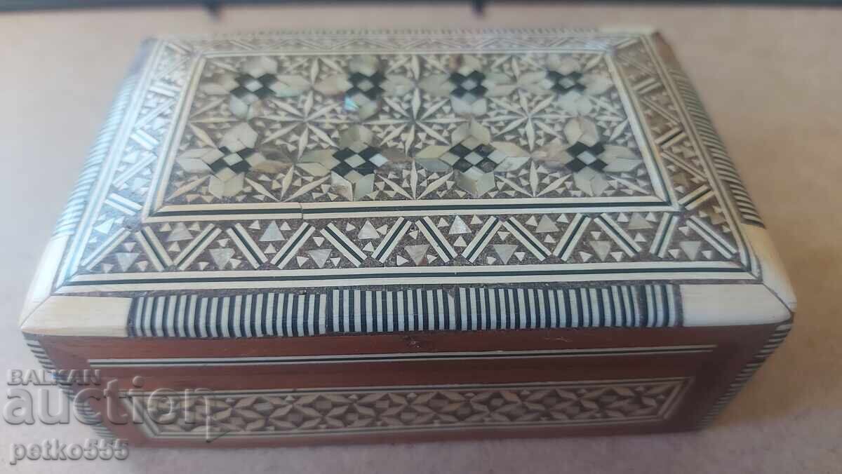 Cutie veche de lemn pentru bijuterii sidef Intarsie