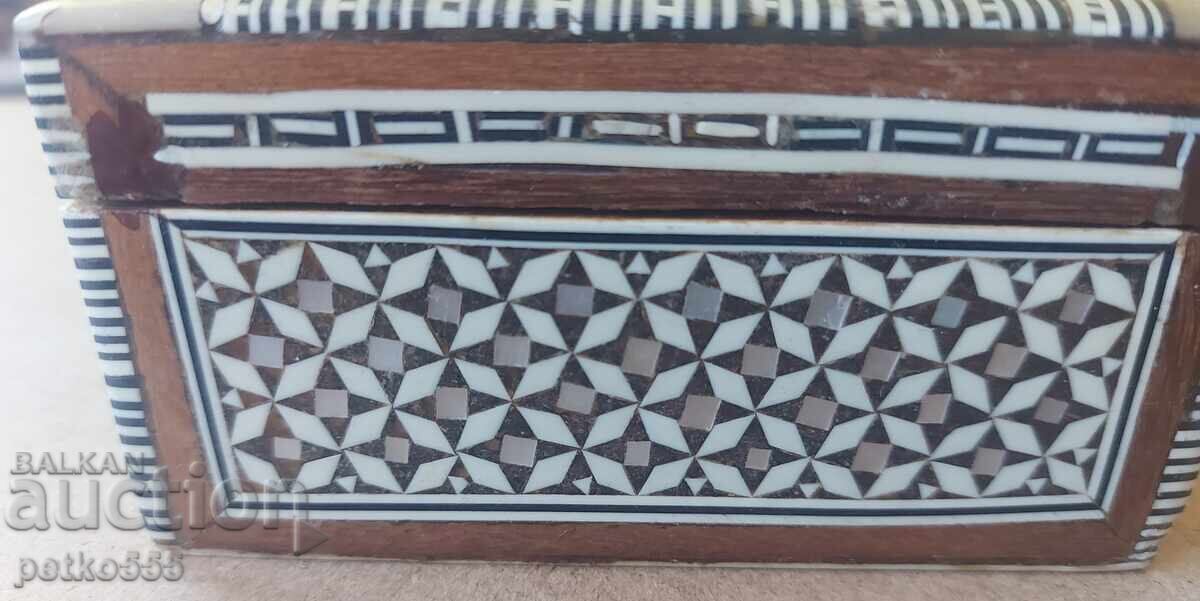 Cutie veche de lemn pentru bijuterii sidef Intarsie cu preț 50.00 BGN | € 25.56