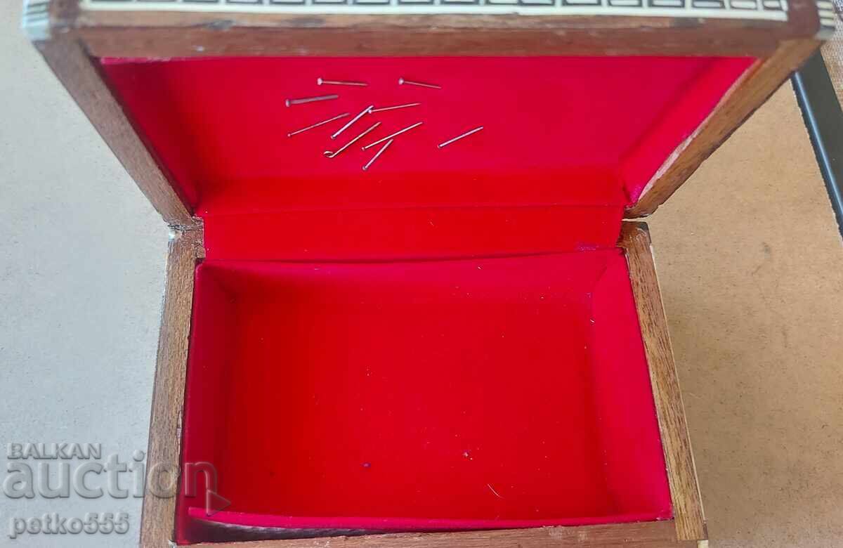 Licitație Cutie veche de lemn pentru bijuterii sidef Intarsie