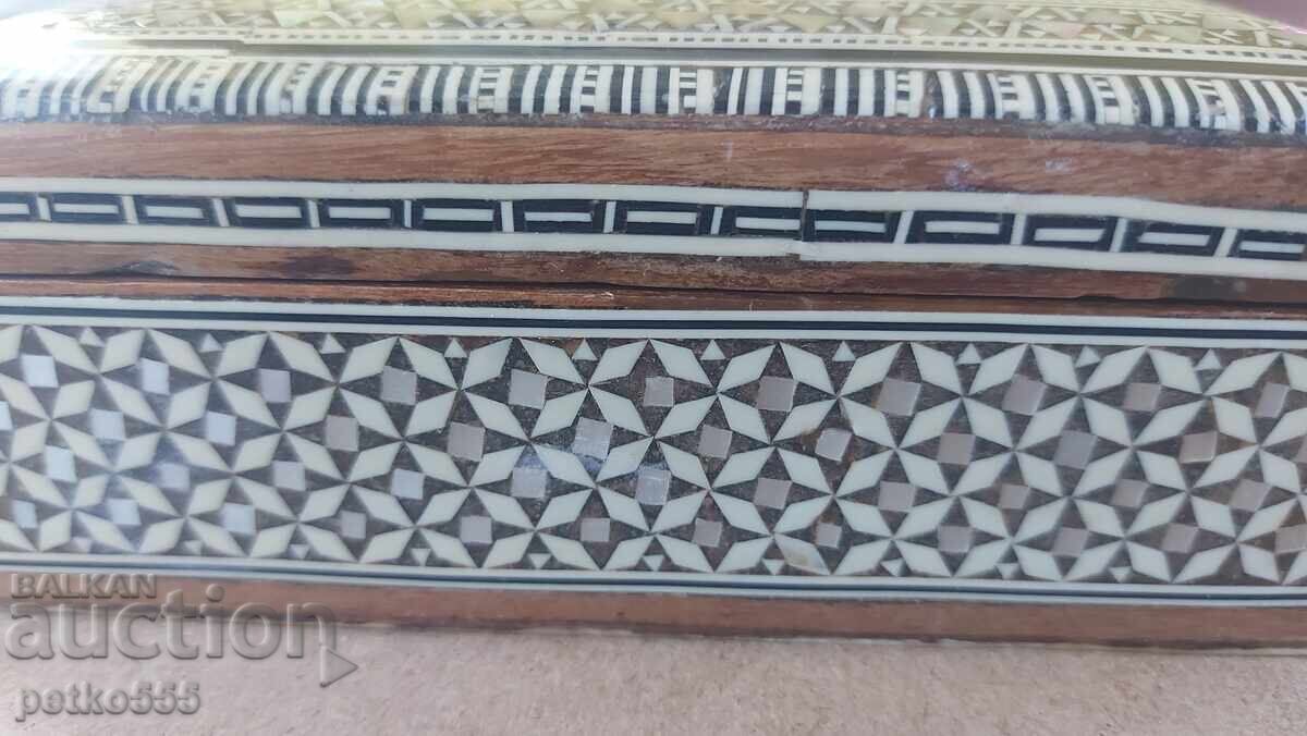 Livrarea Cutie veche de lemn pentru bijuterii sidef Intarsie